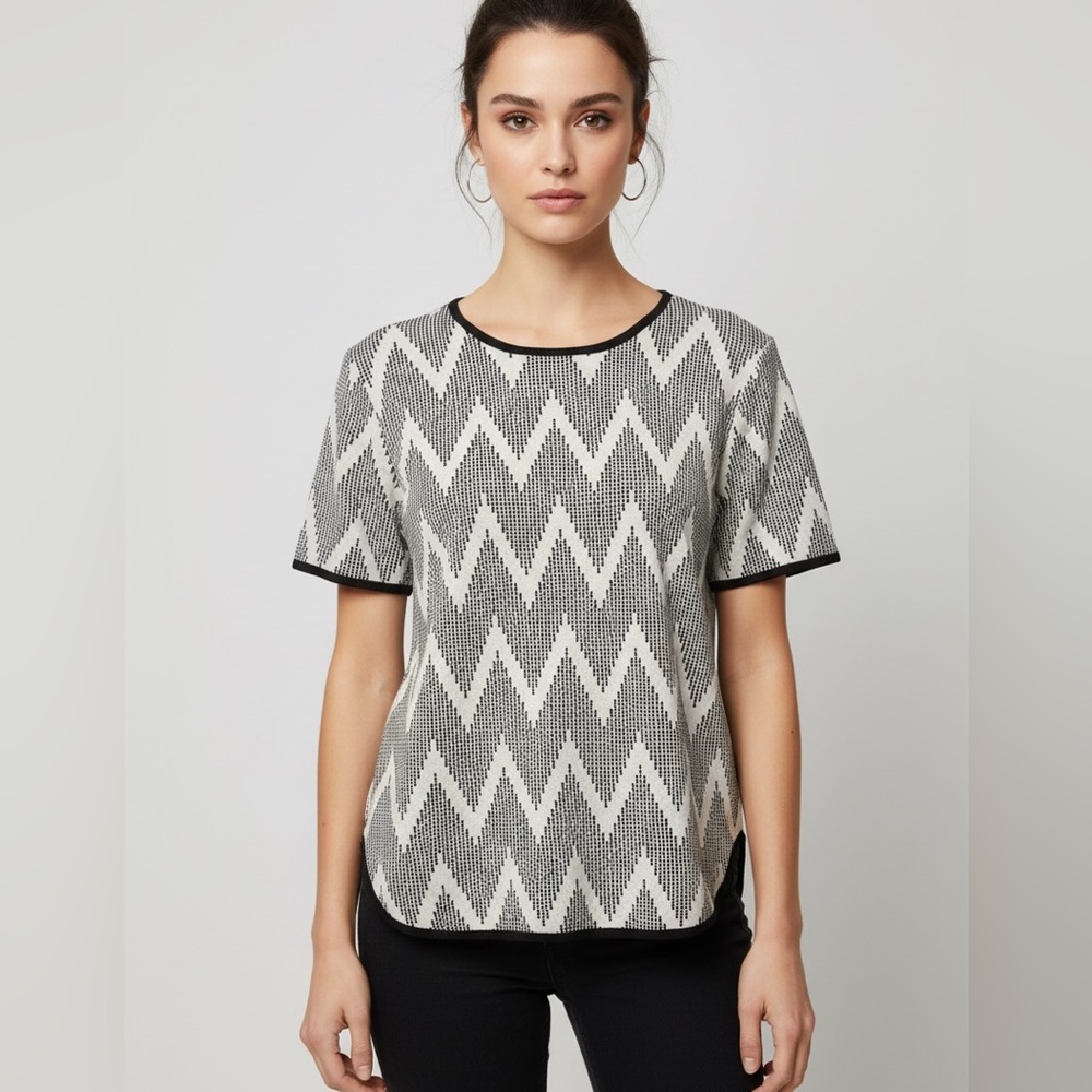 hug black and ivory polyester chic blouse with contrast trim. Size Large